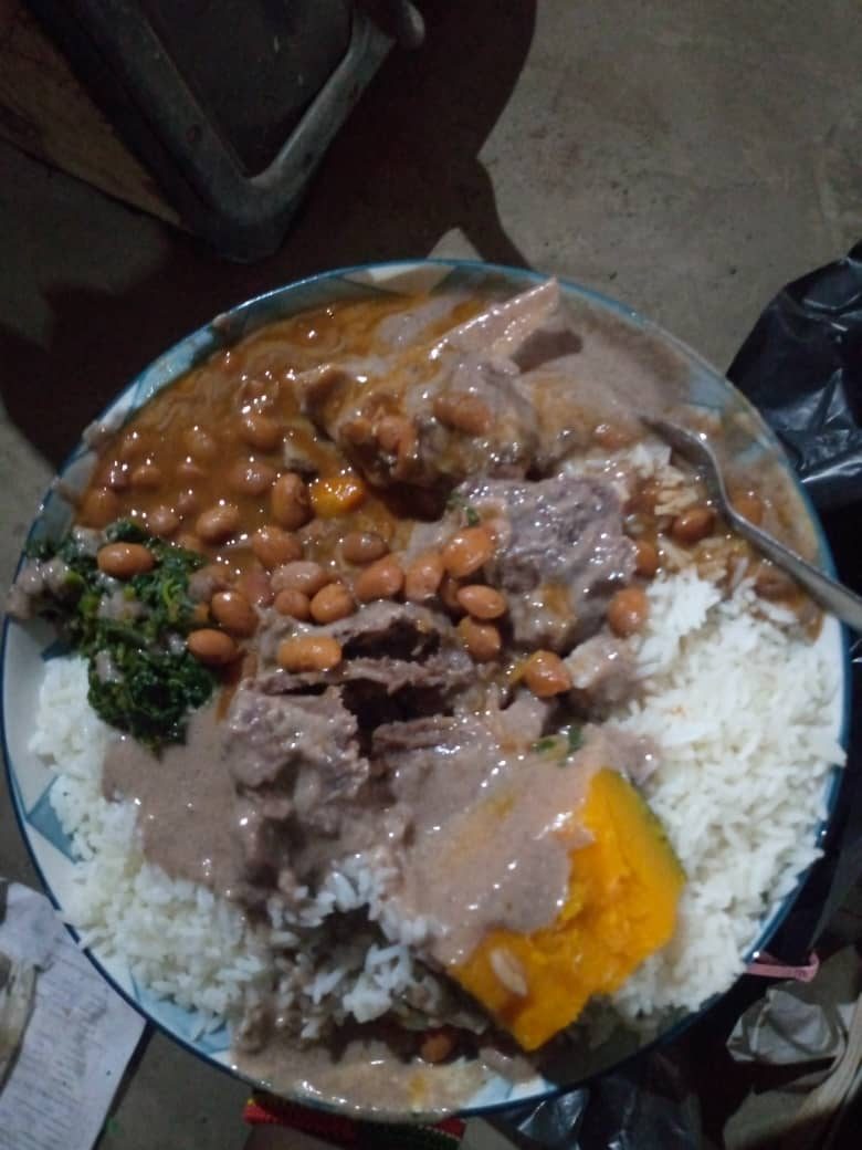 Arroz blanco con habichuelas guisadas